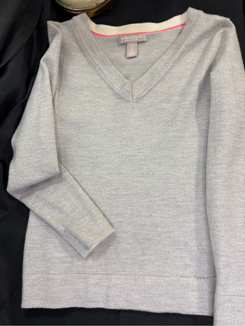 Banana Republic Light Gray V-Neck Sweater with Subtle Heather small